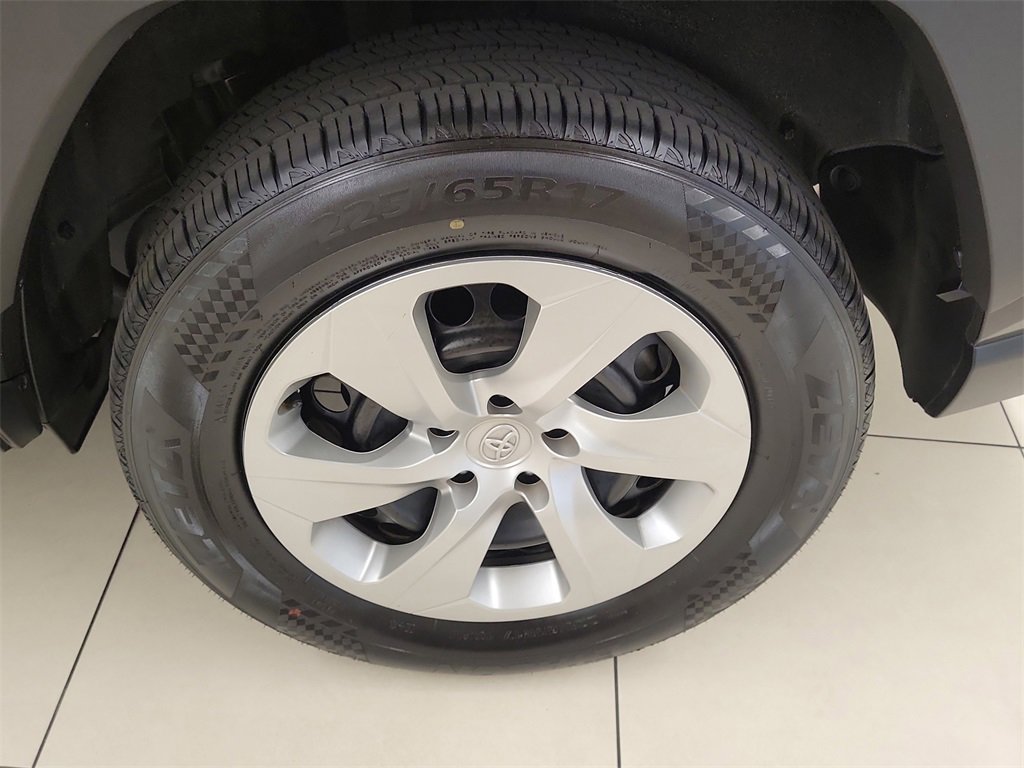 Used 2022 Toyota RAV4 LE image 11