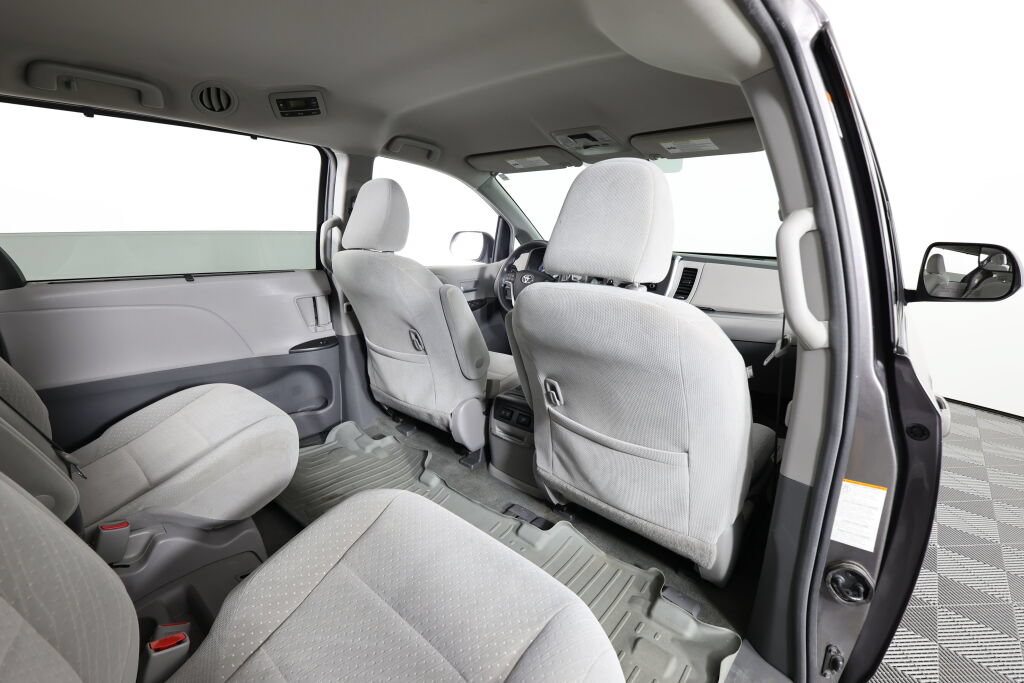 Used 2018 Toyota Sienna LE FWD image 18