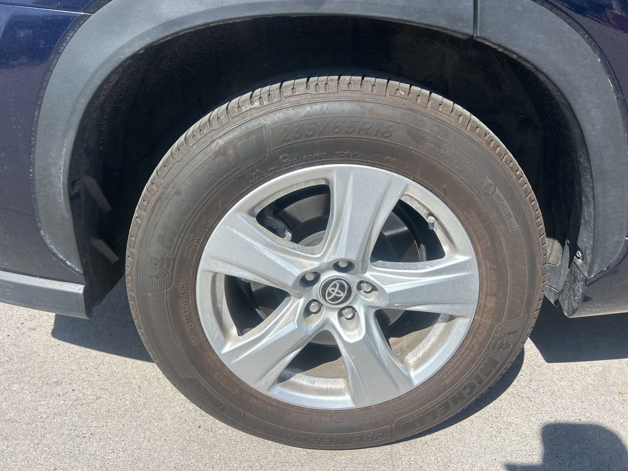 Used 2025 Toyota Highlander LE image 2