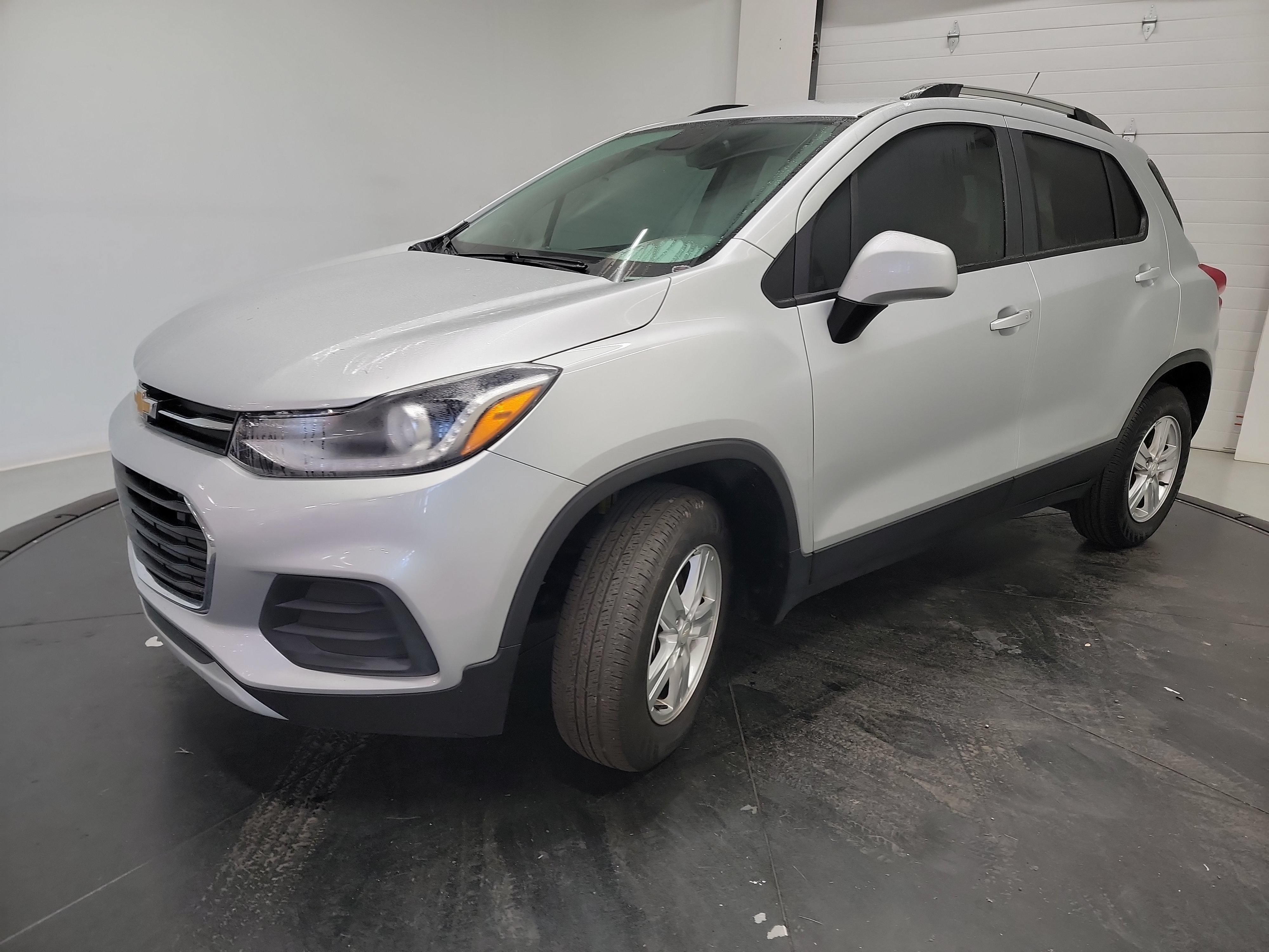 Used 2022 Chevrolet Trax LT w/ LT Convenience Package AWD/4WD image 3