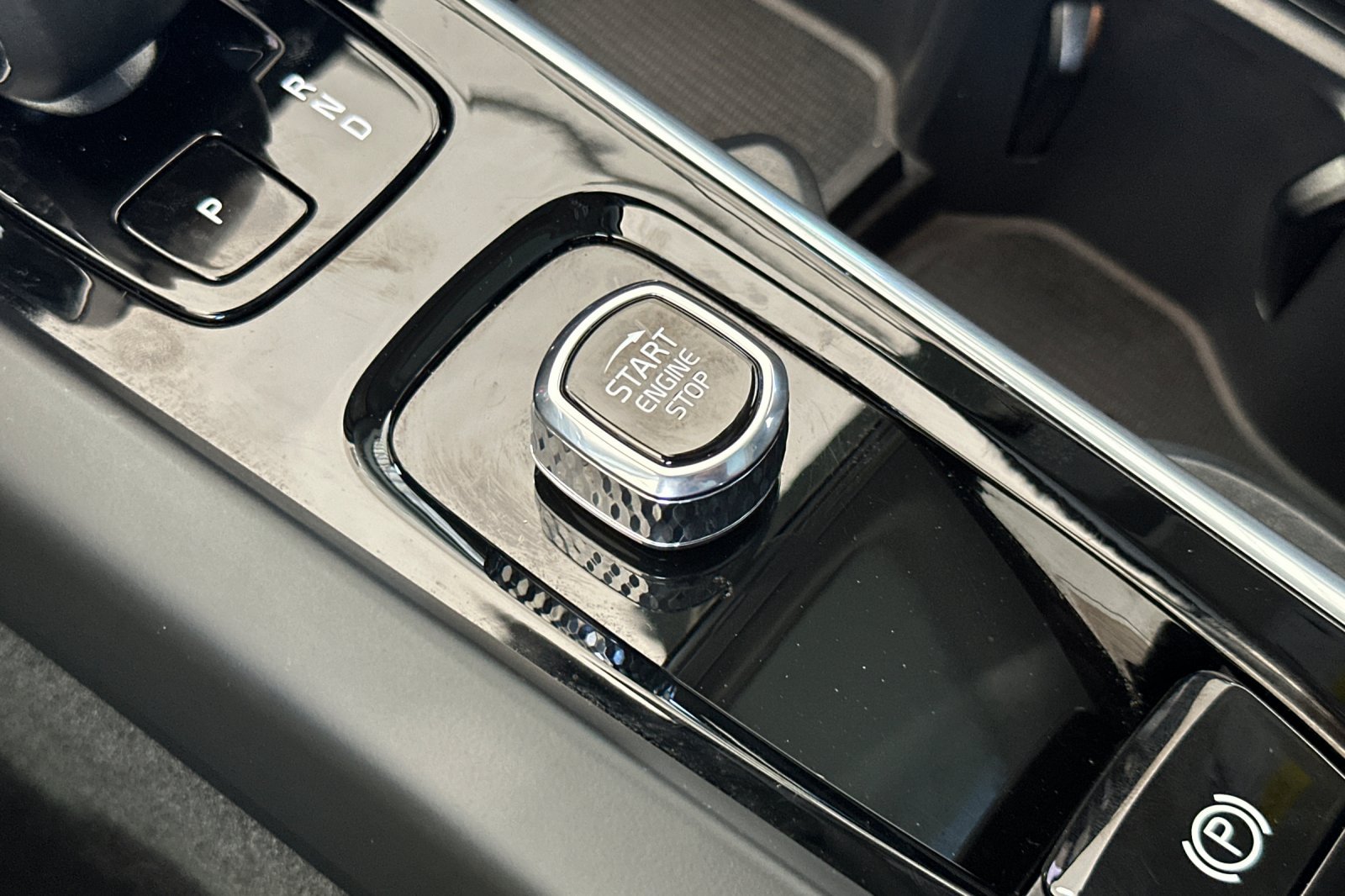 Certified 2025 Volvo XC60 B5 Plus AWD/4WD image 27