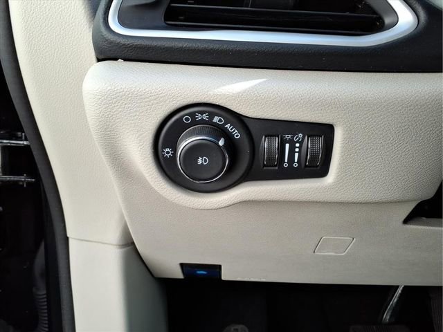 Used 2023 Chrysler Pacifica Touring-L image 15