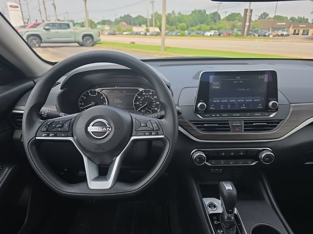 Used 2025 Nissan Altima 2.5 SV FWD image 12