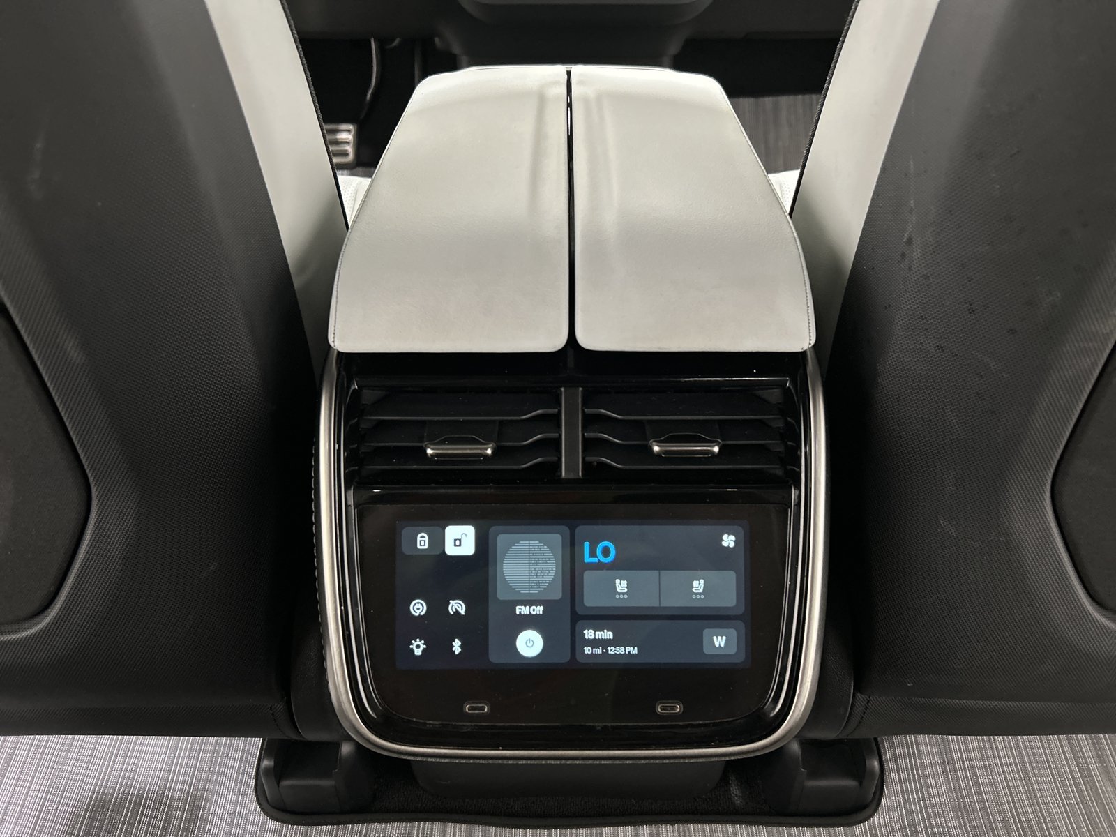 Used 2024 Rivian R1S Adventure AWD/4WD image 30