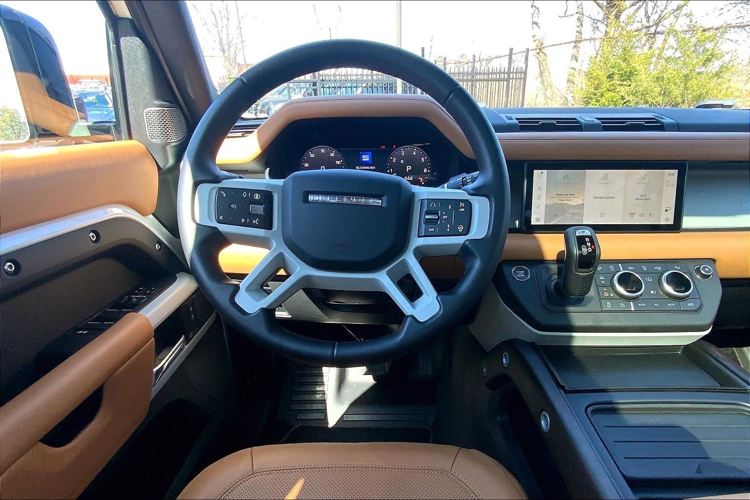 Used 2024 Land Rover Defender 110 SE image 5