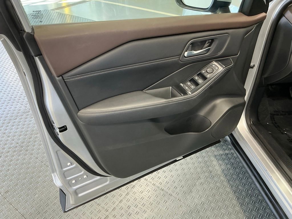 Used 2023 Nissan Rogue SV w/ SV Premium B Package FWD image 37