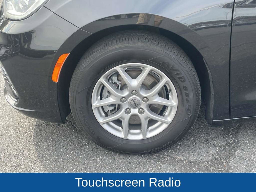 Certified 2023 Chrysler Pacifica Touring-L image 12