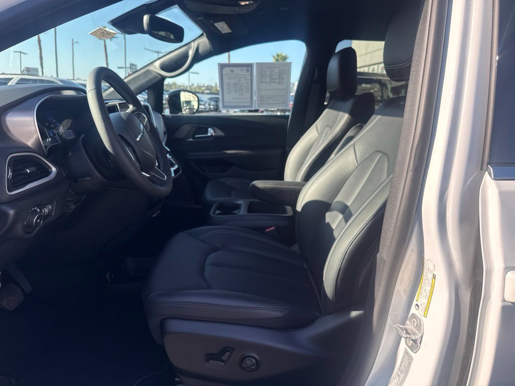 Used 2026 Chrysler Pacifica Select FWD image 13