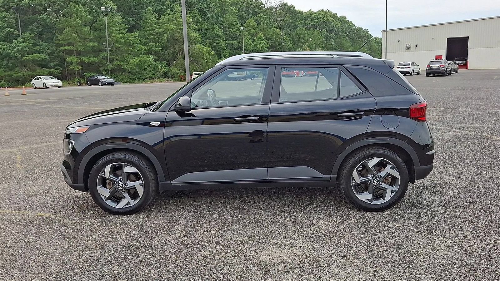 Used 2023 Hyundai Venue SEL FWD image 5