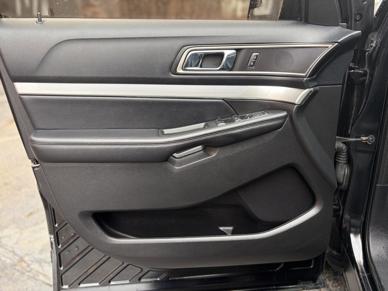 Used 2016 Ford Explorer XLT w/ Equipment Group 202A image 11