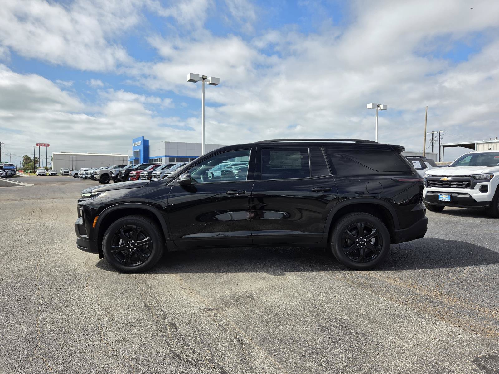 New 2027 Chevrolet Traverse LT w/ Midnight/Sport Edition FWD image 2