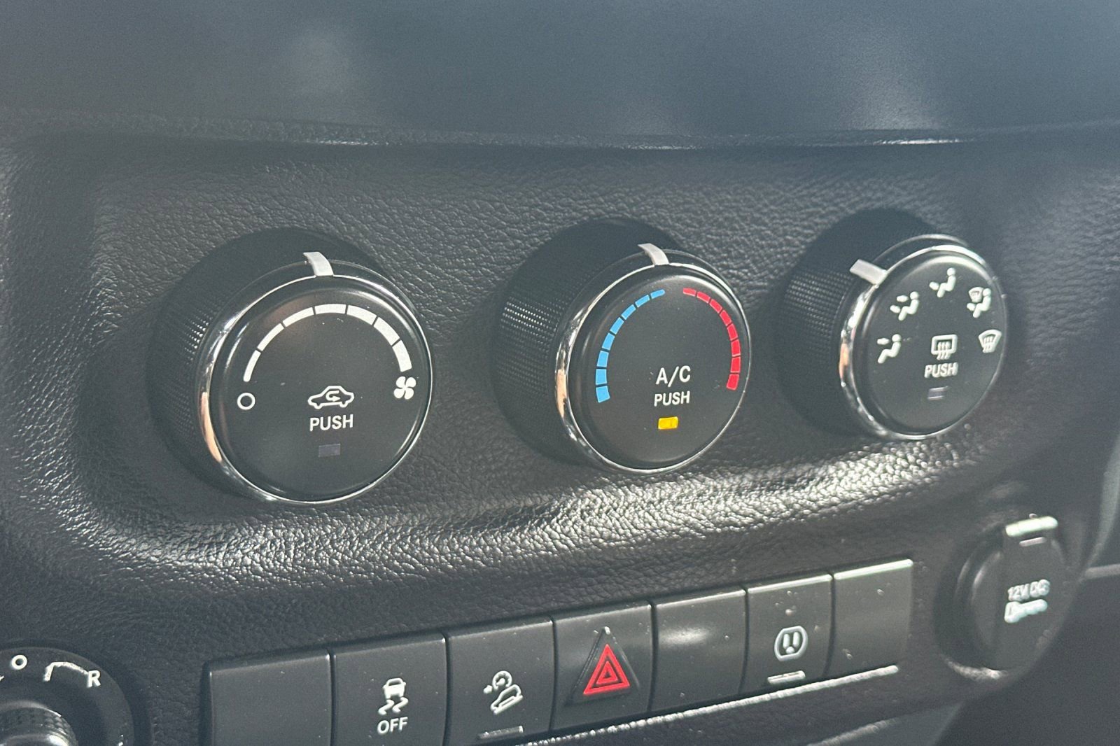 Used 2018 Jeep Wrangler Unlimited Rubicon w/ Connectivity Group AWD/4WD image 20