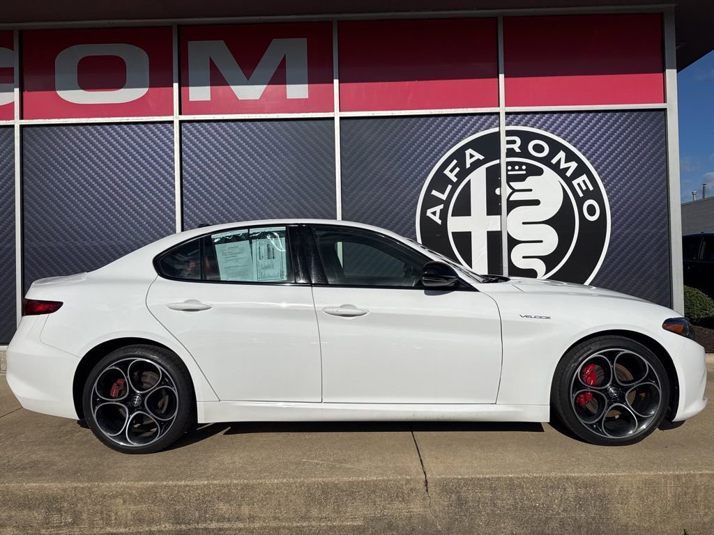 Used 2023 Alfa Romeo Giulia Veloce image 4