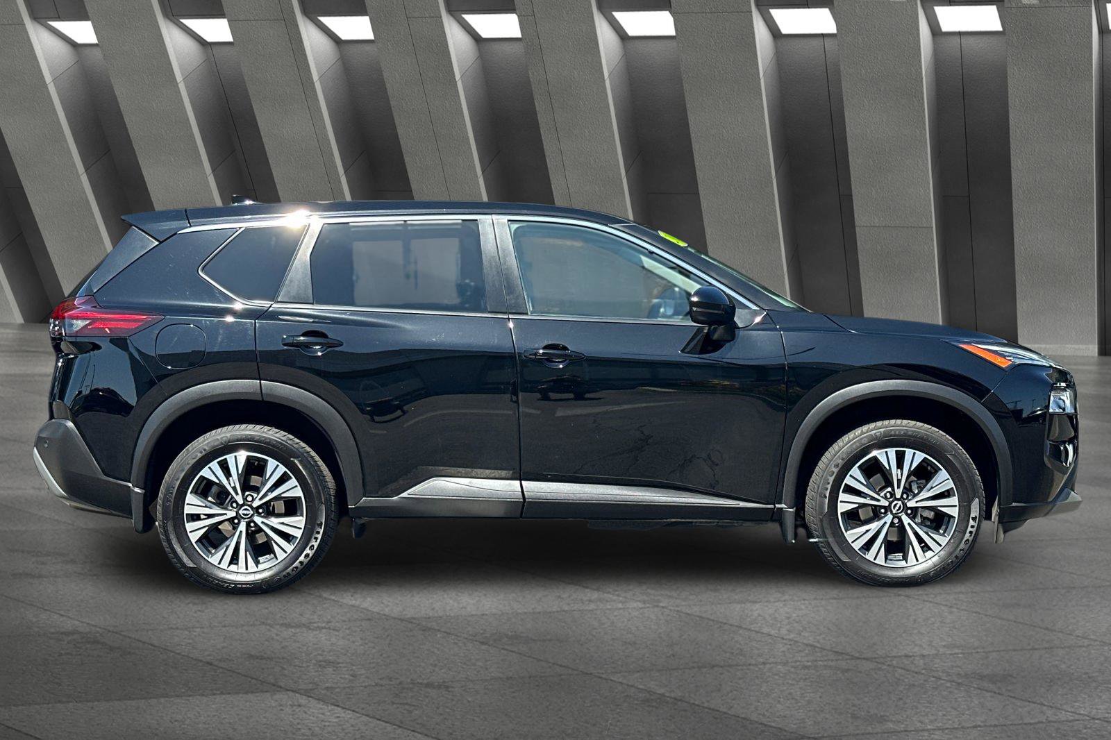 Used 2023 Nissan Rogue SV image 3