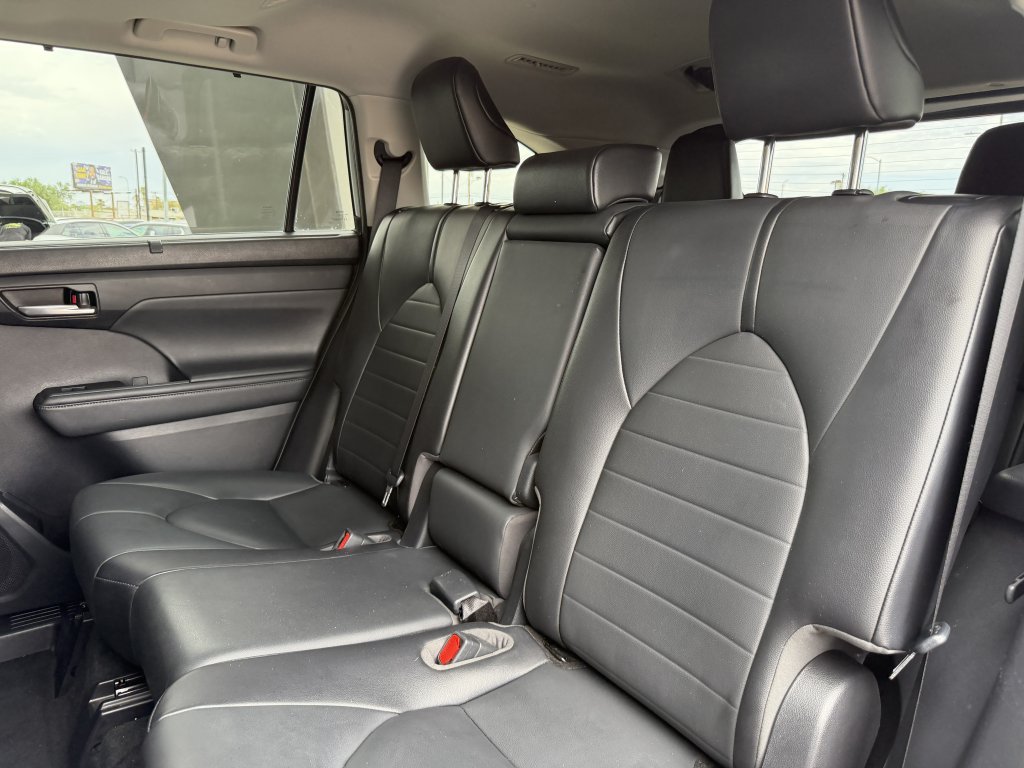 Used 2021 Toyota Highlander XLE AWD/4WD image 30