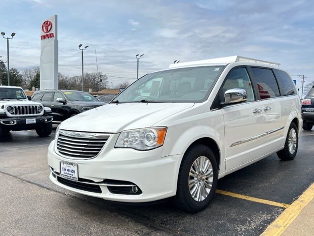Used 2012 Chrysler Town & Country Limited image 5