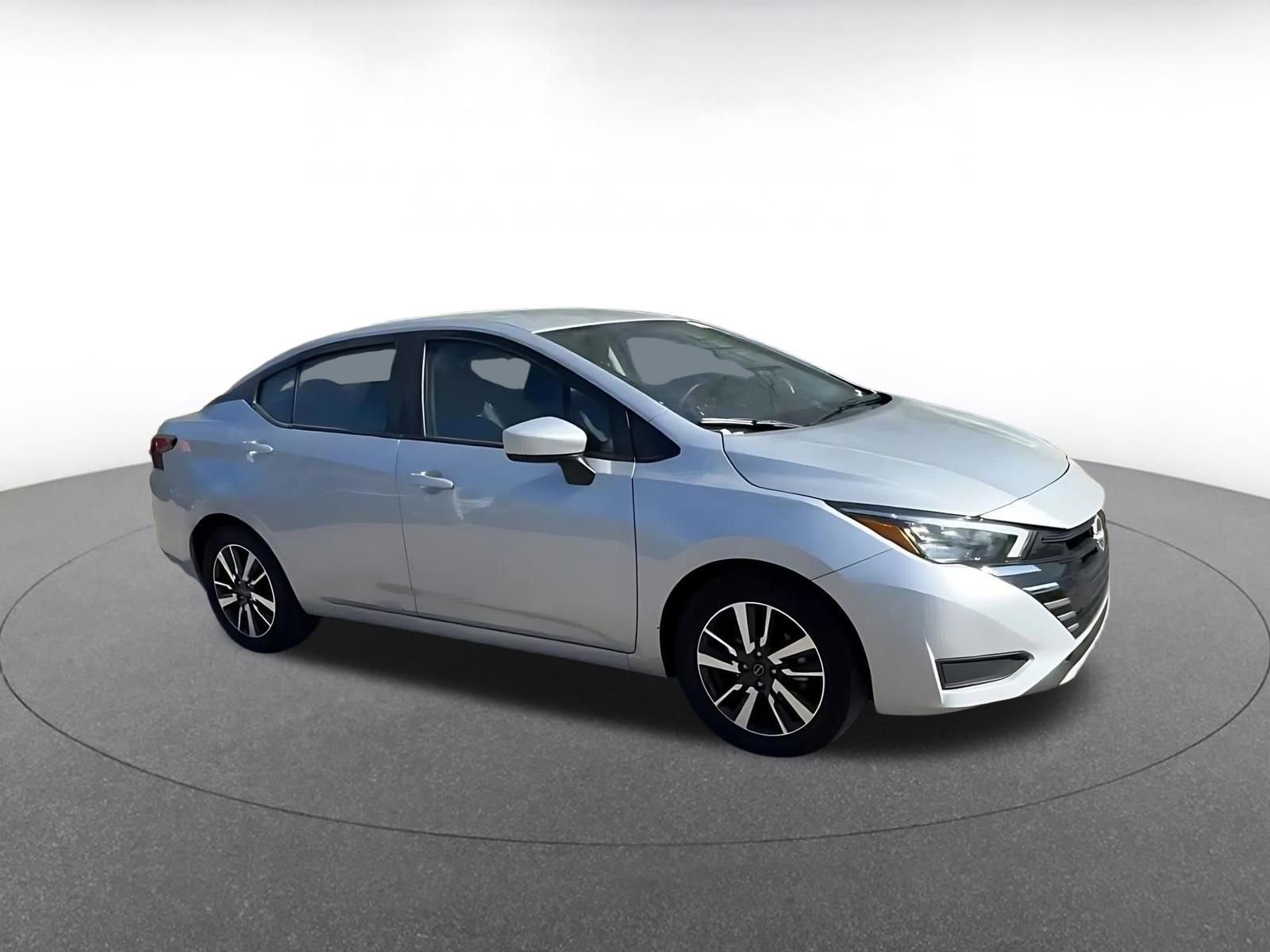 Used 2025 Nissan Versa SV image 2