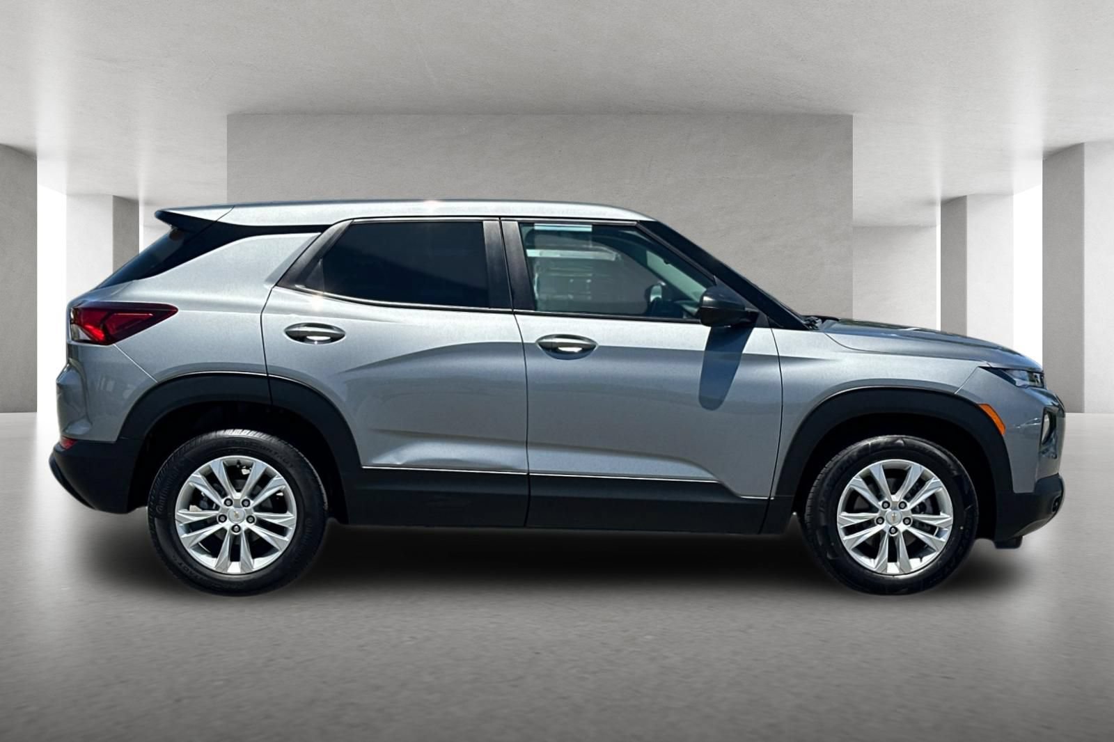 Used 2023 Chevrolet TrailBlazer LS FWD image 3