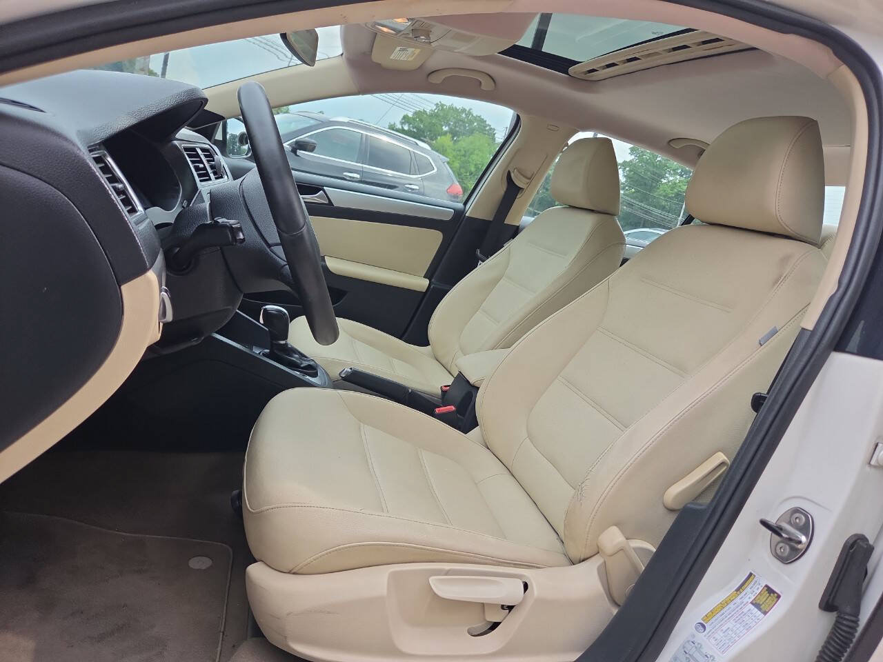 Used 2012 Volkswagen Jetta SEL FWD image 18