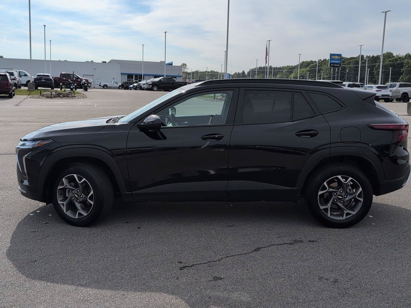Used 2025 Chevrolet Trax LT w/ LT Convenience Package FWD image 2
