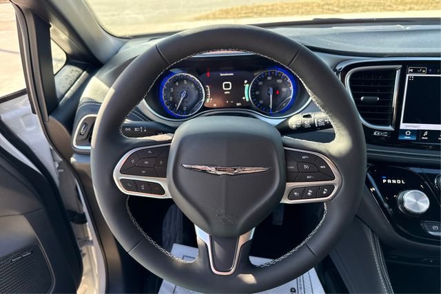 New 2026 Chrysler Pacifica Limited w/ Uconnect Theater Family Group image 16