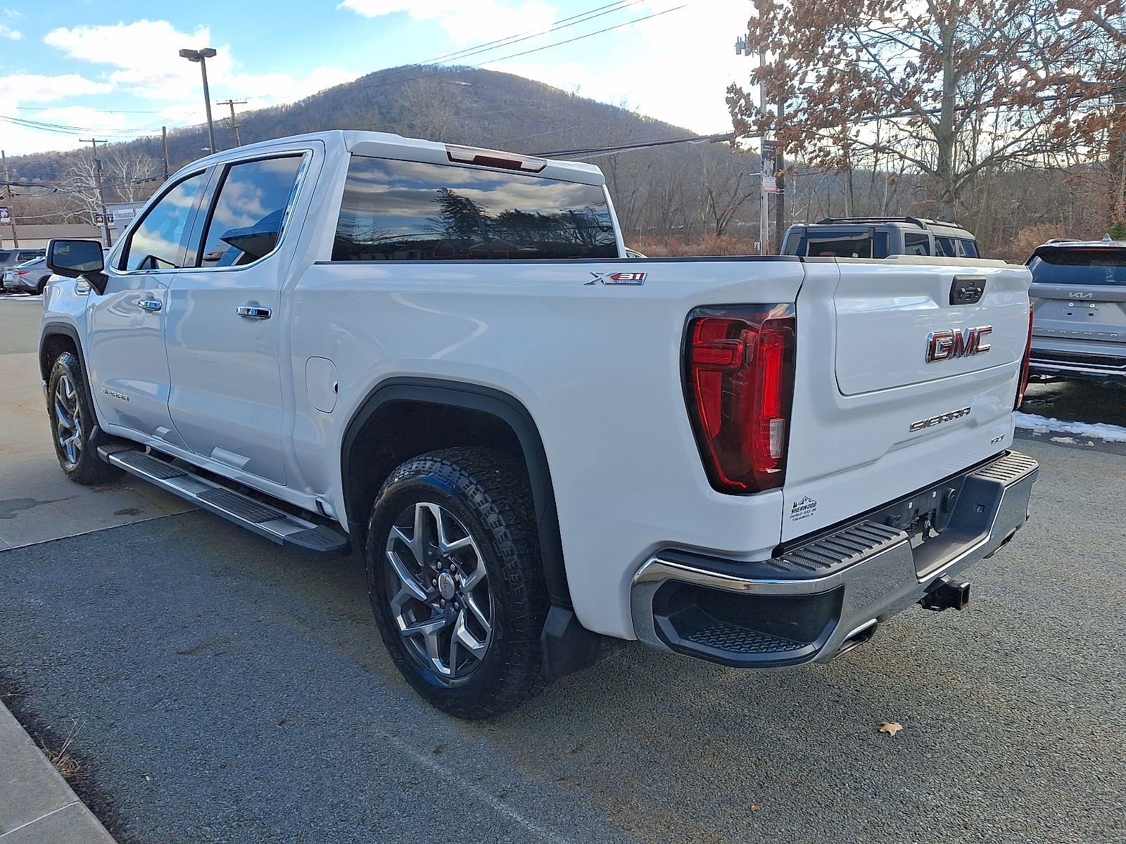 Used 2023 GMC Sierra 1500 SLT w/ SLT Premium Package AWD/4WD image 4