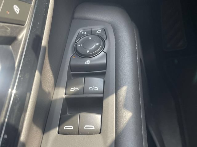 Used 2025 Chevrolet Suburban LT RWD image 24