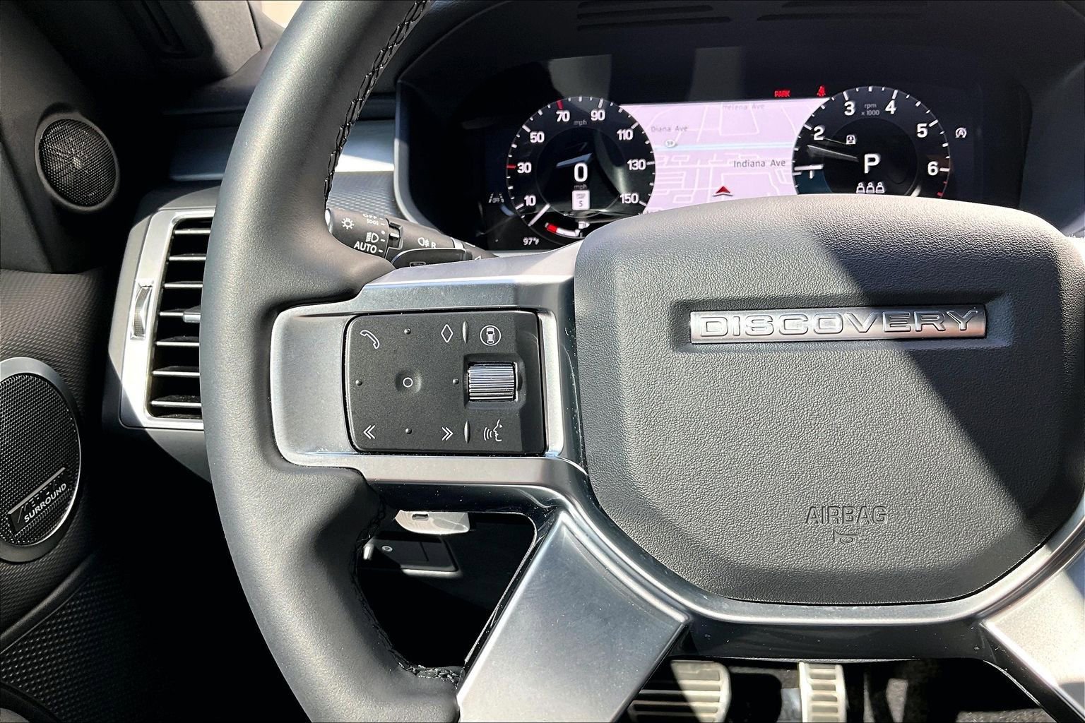 Used 2024 Land Rover Discovery Dynamic SE image 17