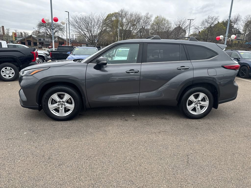 Used 2023 Toyota Highlander LE AWD/4WD image 4