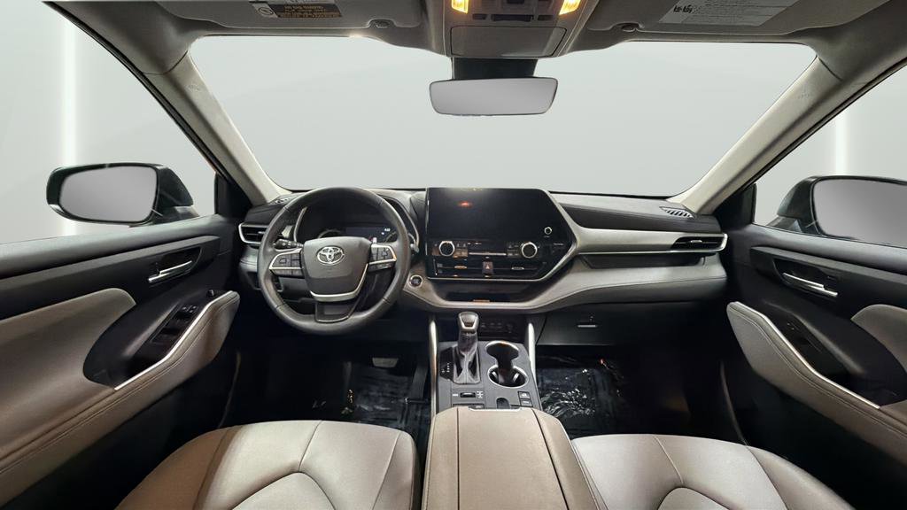 Used 2025 Toyota Highlander XLE AWD/4WD image 14