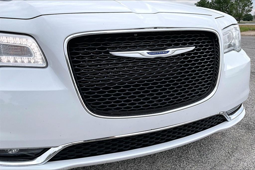 Used 2018 Chrysler 300 Touring L RWD image 28
