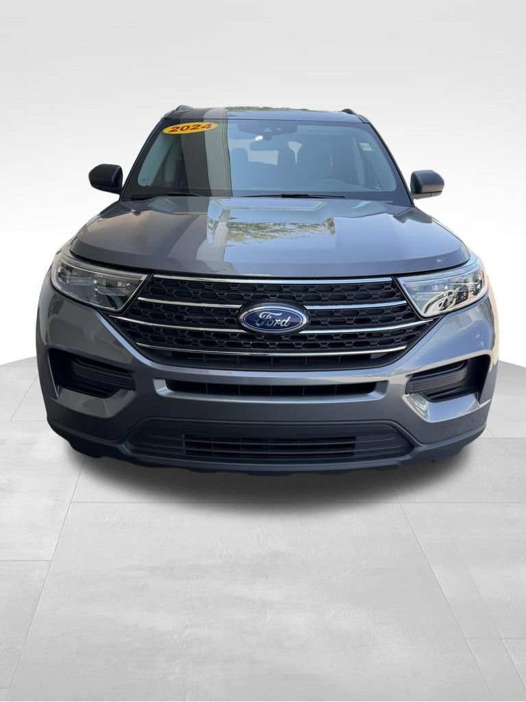 Used 2024 Ford Explorer XLT AWD/4WD image 3