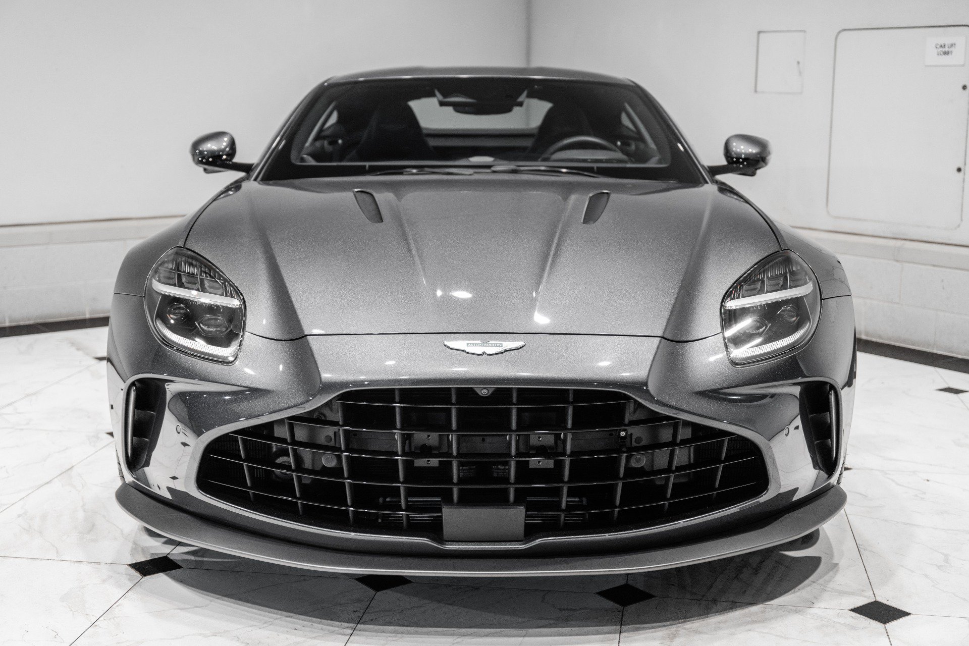 Used 2025 Aston Martin V8 Vantage Coupe RWD image 4