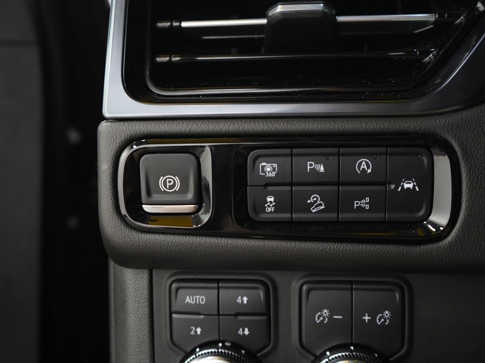 Used 2025 GMC Yukon AT4 AWD/4WD image 27