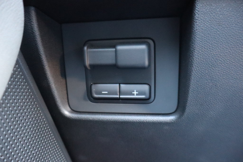 Used 2025 Chevrolet Colorado ZR2 w/ Technology Package AWD/4WD image 17
