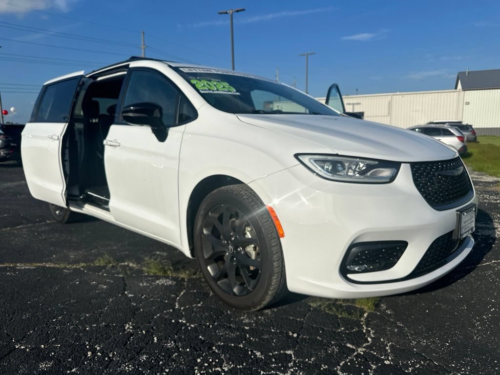 Used 2025 Chrysler Pacifica Limited FWD image 33