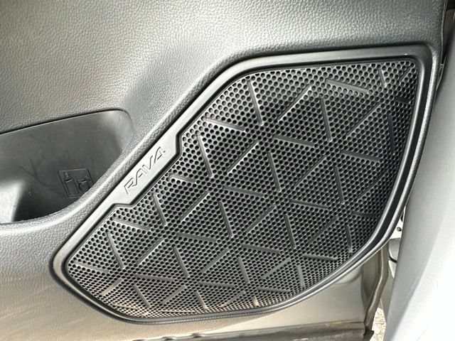 Used 2021 Toyota RAV4 XLE Premium AWD/4WD image 31