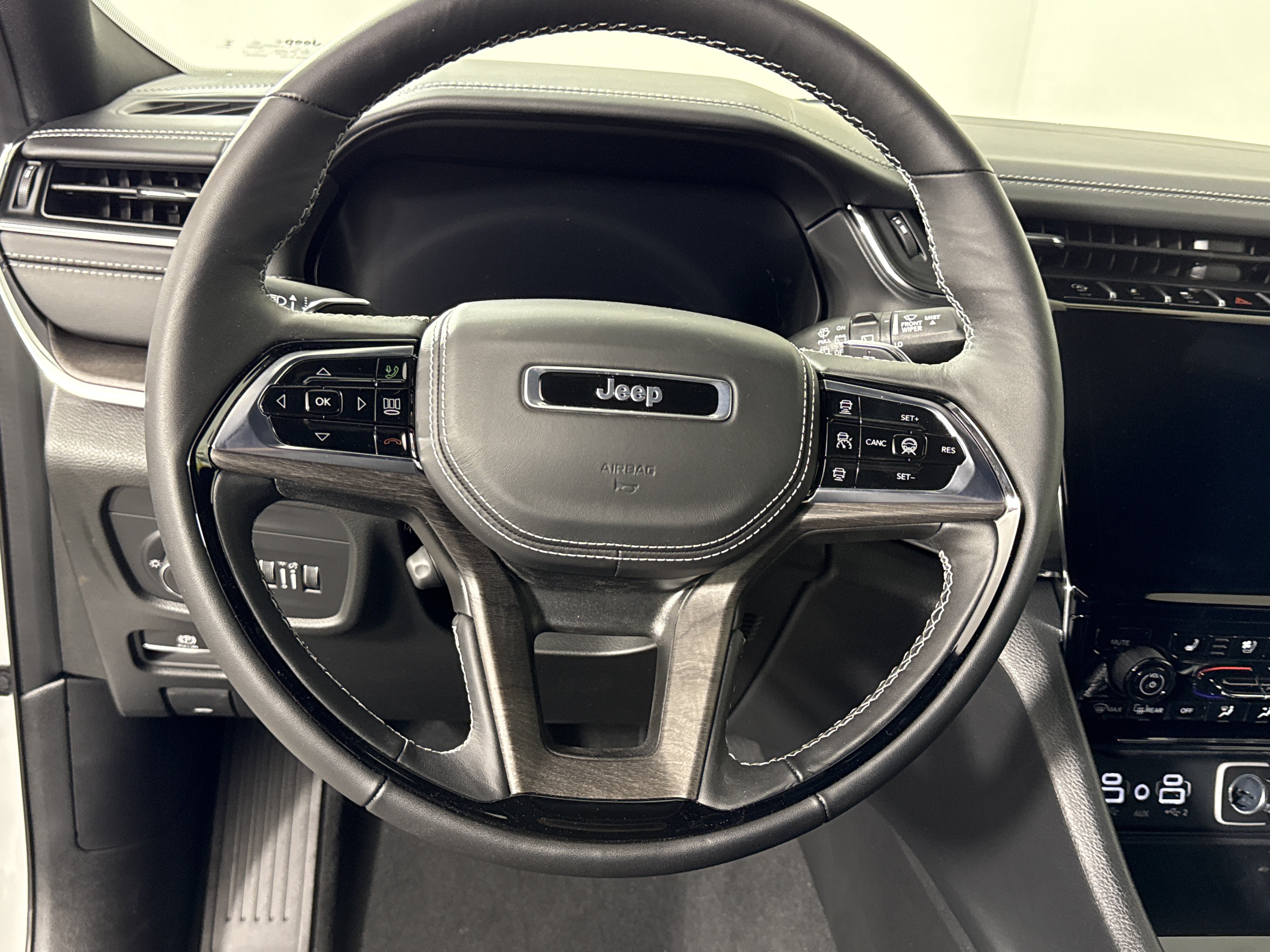 New 2025 Jeep Grand Cherokee L Overland w/ Advanced Protech Group III AWD/4WD image 16