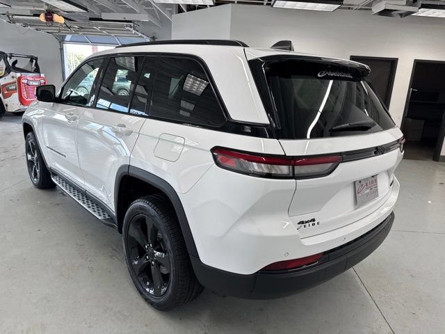 Used 2023 Jeep Grand Cherokee Limited w/ Black Appearance Package AWD/4WD image 9