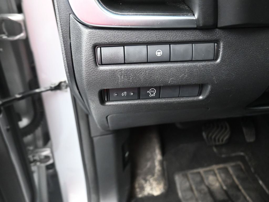 Used 2023 Nissan Rogue SV image 7