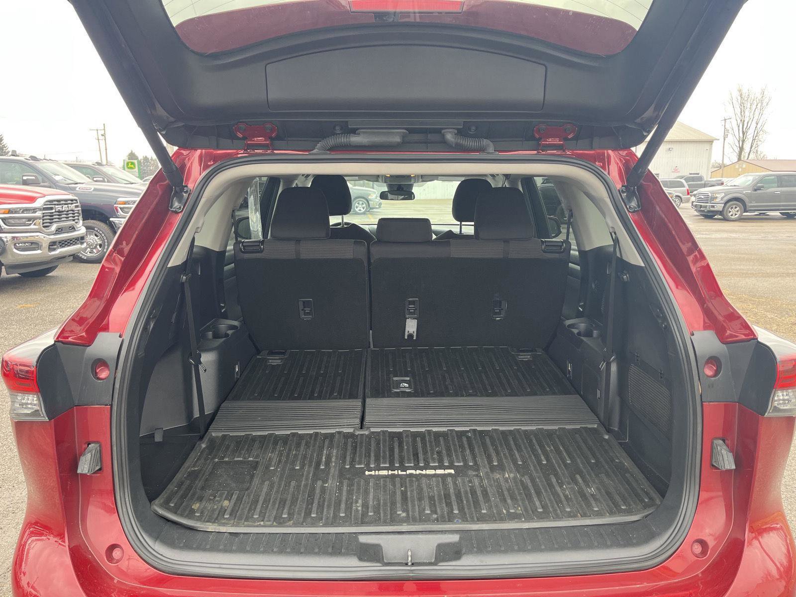 Used 2024 Toyota Highlander LE image 27