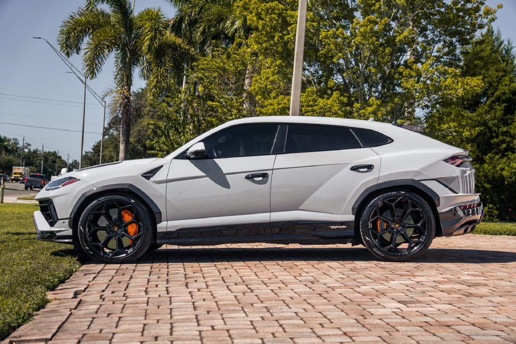 Used 2024 Lamborghini Urus Performante AWD/4WD image 2