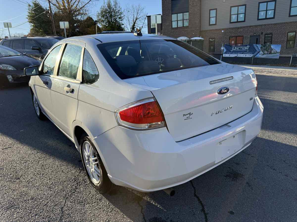 Used 2011 Ford Focus SE image 5