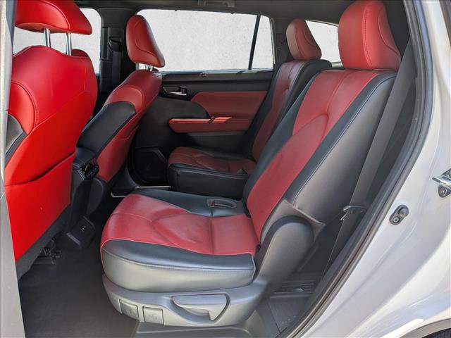 Used 2021 Toyota Highlander XSE FWD image 19