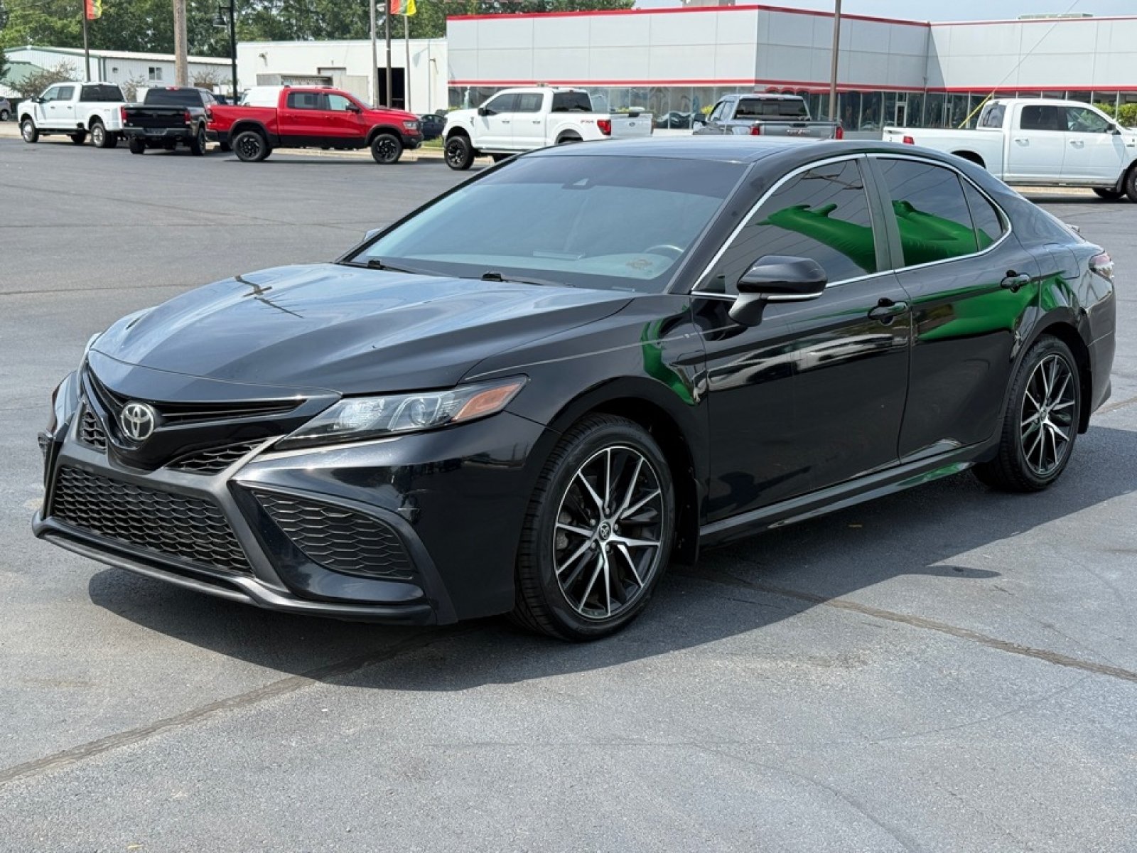 Used 2022 Toyota Camry SE w/ Convenience Package FWD image 4