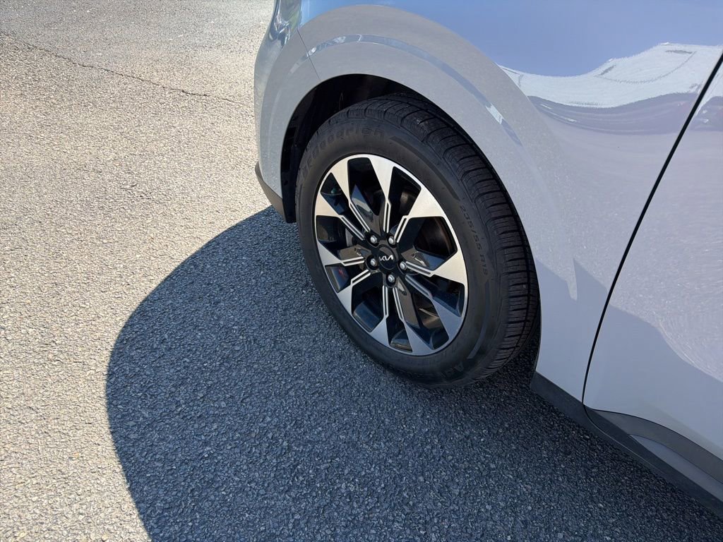 Certified 2023 Kia Carnival EX image 24