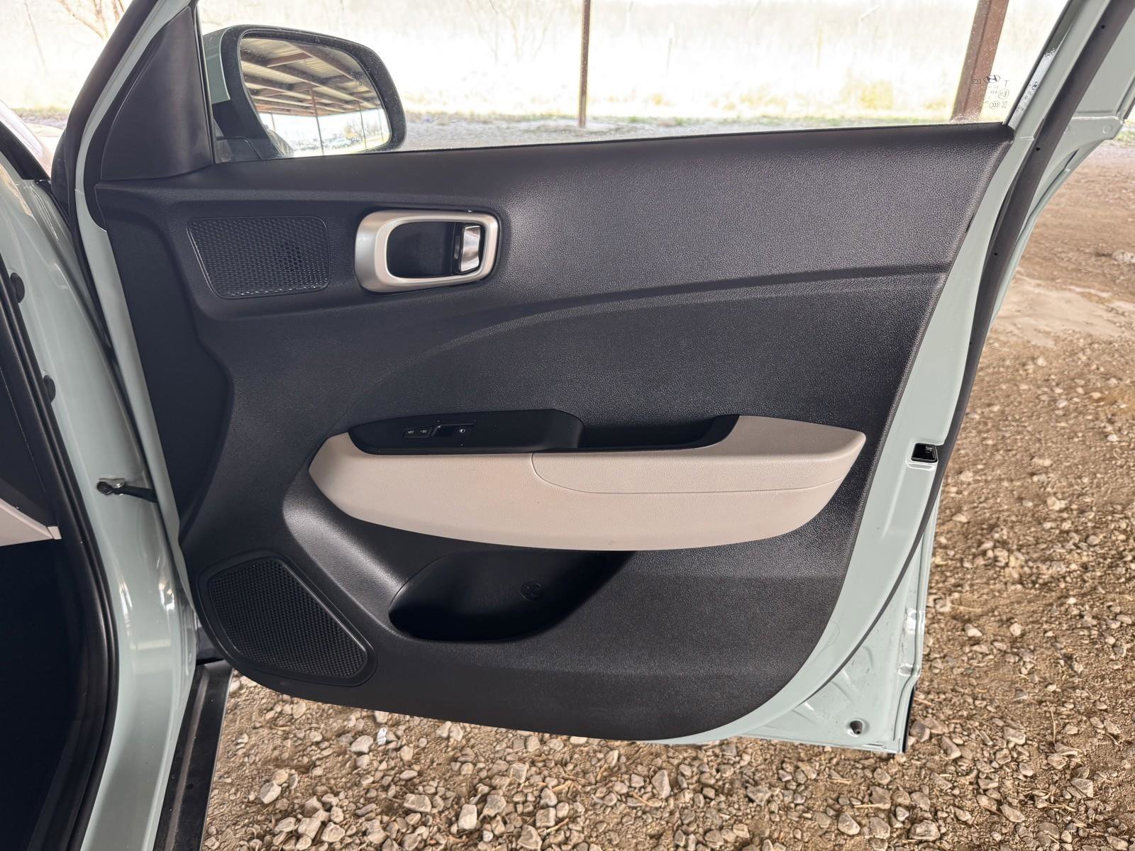 Used 2025 Hyundai Venue SEL image 34