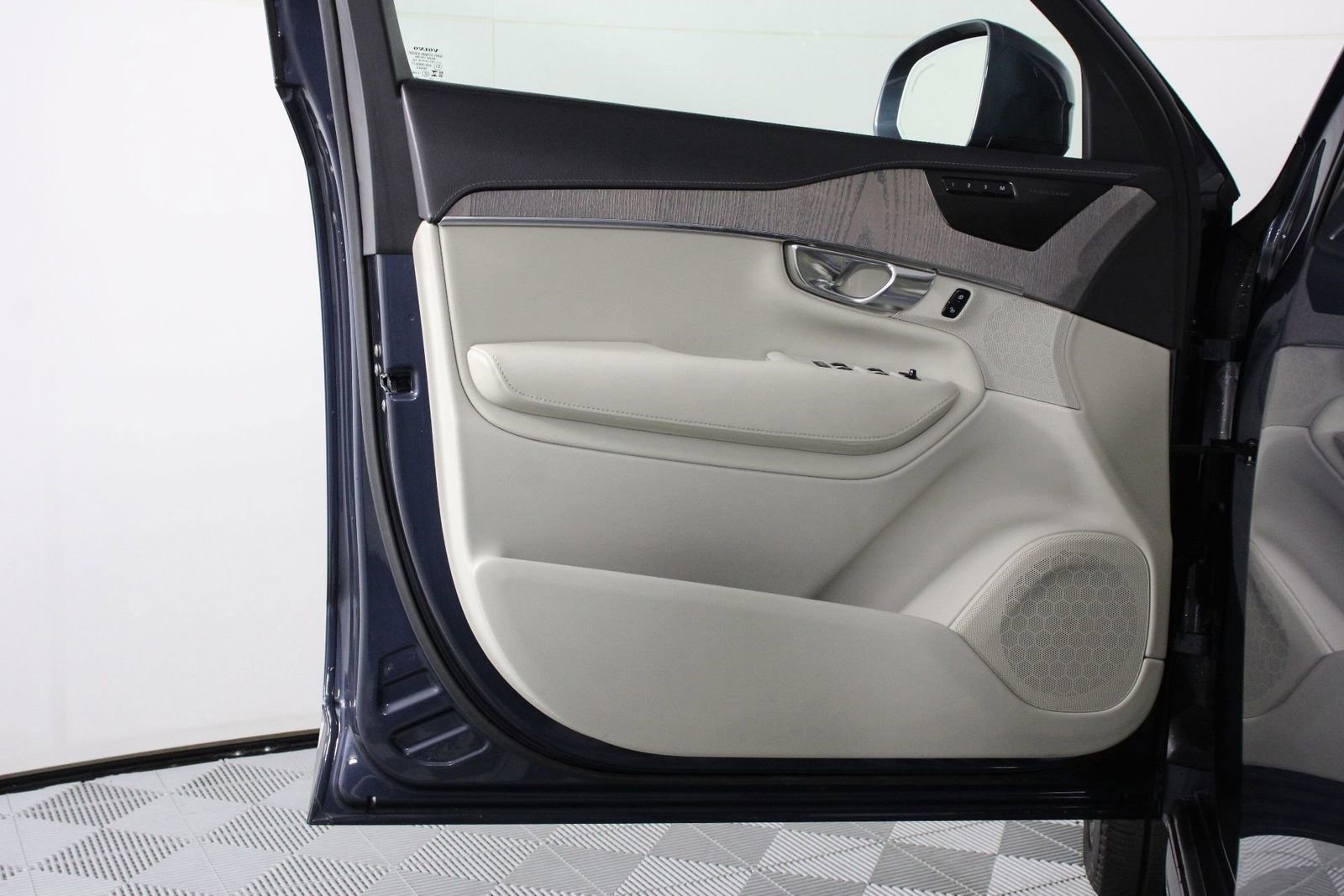 Certified 2023 Volvo XC90 T8 Plus w/ Protection Package Premier image 17