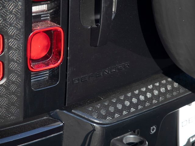 Used 2025 Land Rover Defender 90 X-Dynamic SE image 15