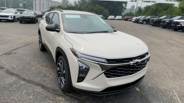New 2026 Chevrolet Trax RS w/ Sunroof Package FWD image 4